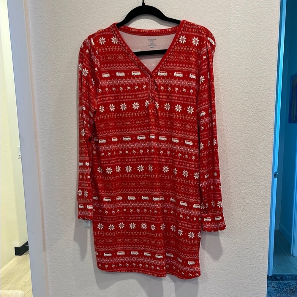 Arizona Jean Company Red Festive Long Sleeve Top